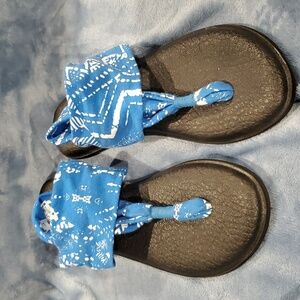 Sanuk blue white thong sandals